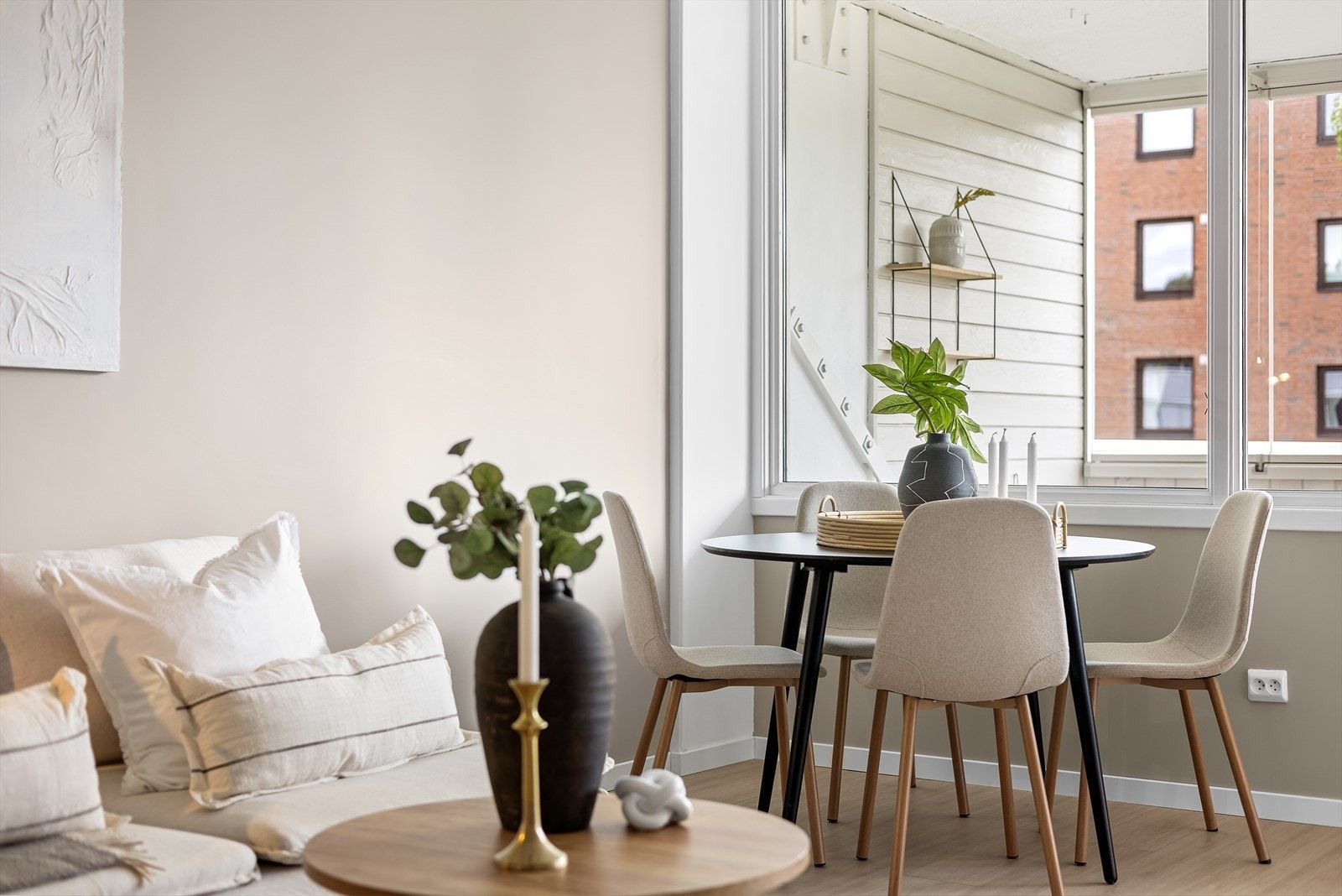 Spiseplass ved vinduet Galleribilde