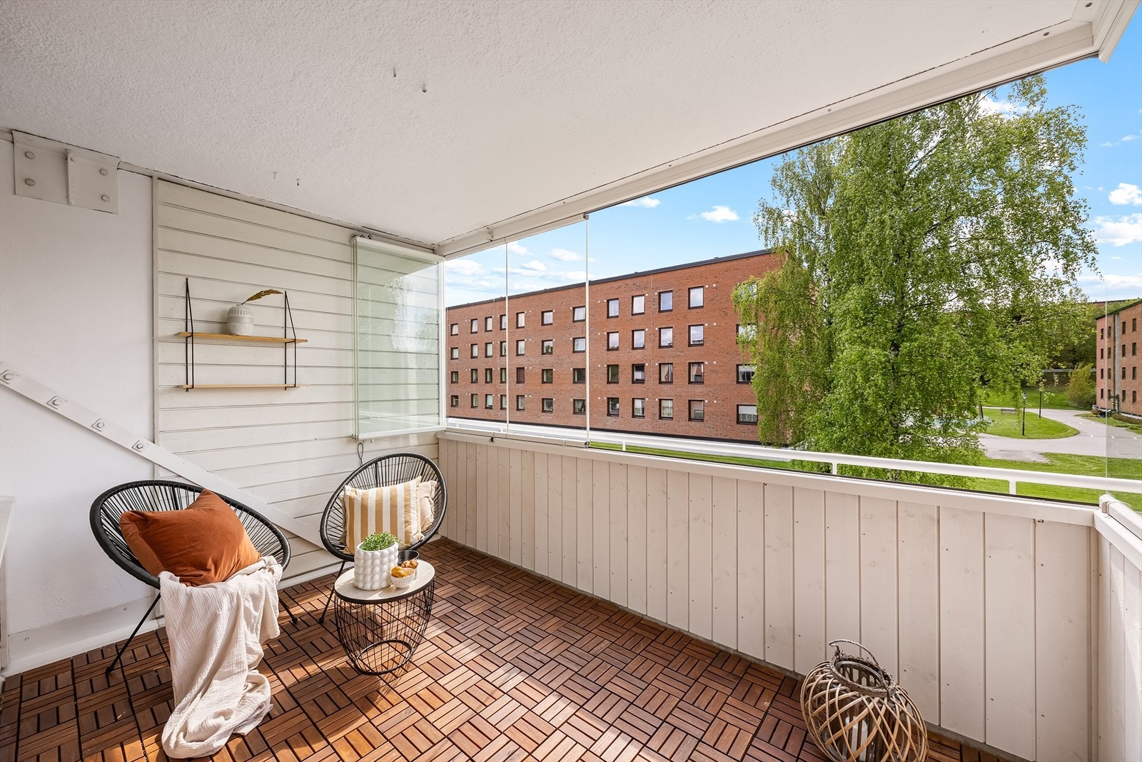 Sydvestvendt innglasset balkong på ca. 9 m² med tremmegulv og gode solforhold. Galleribilde