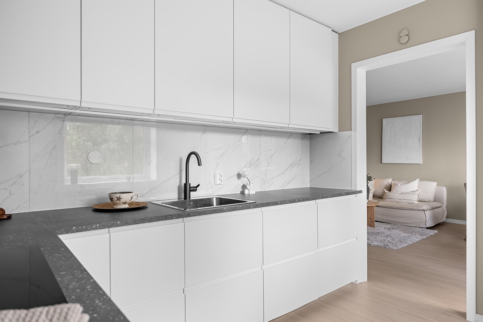 Moderne kjøkken fra 2026 med integrert stekeovn, koketopp og oppvaskmaskin, samt komfyrvakt og ventilator. Galleribilde