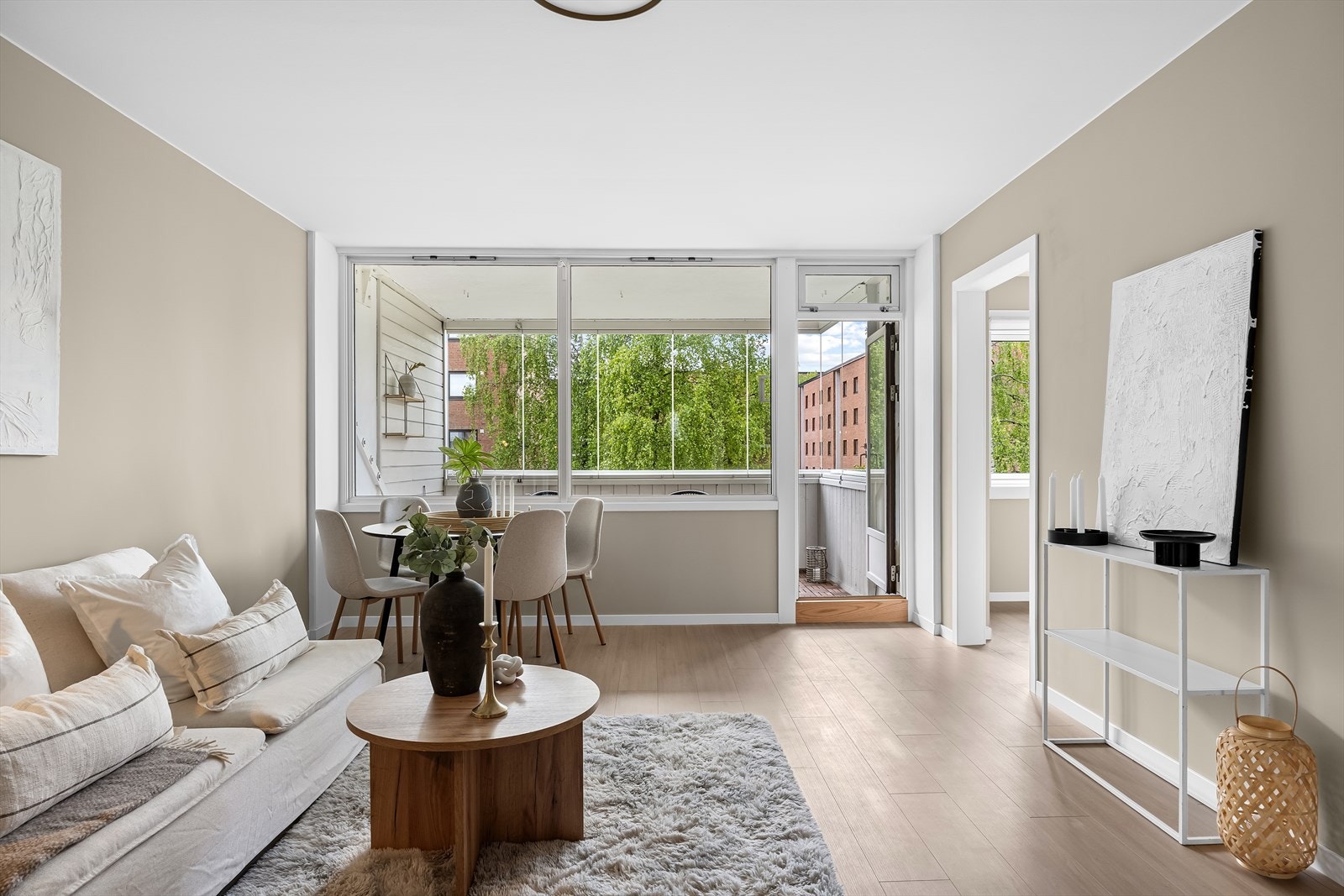 Her er det plass til både sofa og spiseplass. Galleribilde