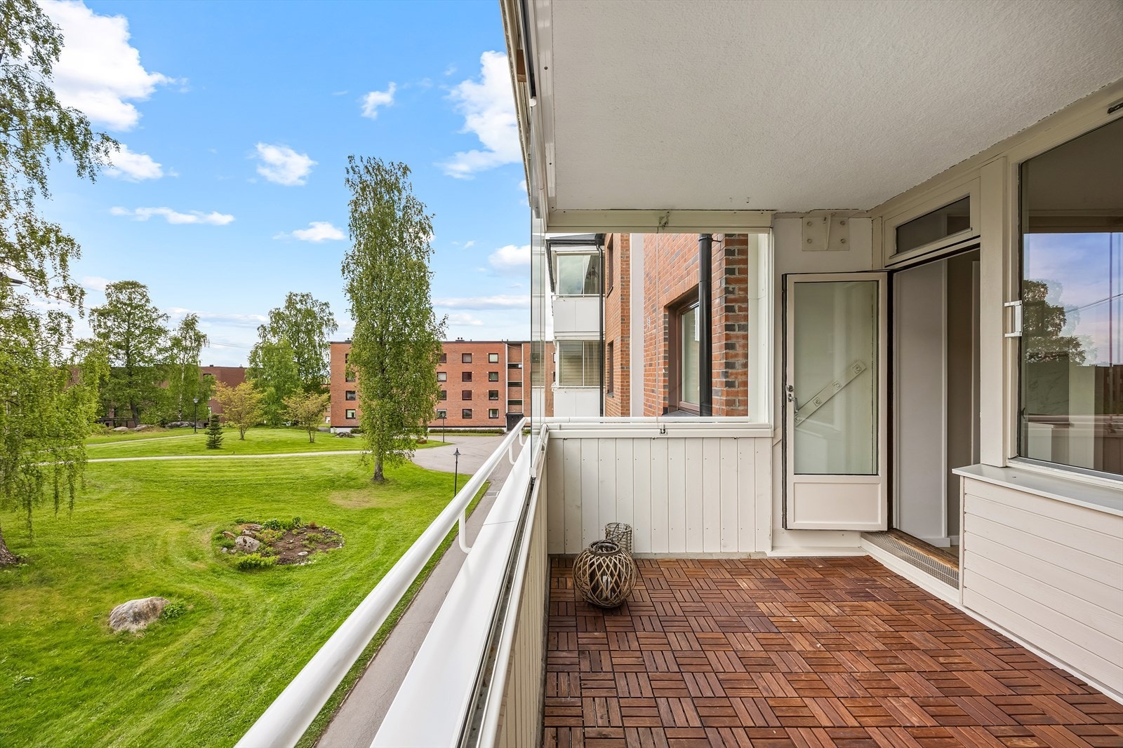 Sydvestvendt innglasset balkong på ca. 9 m² med tremmegulv og gode solforhold. Galleribilde