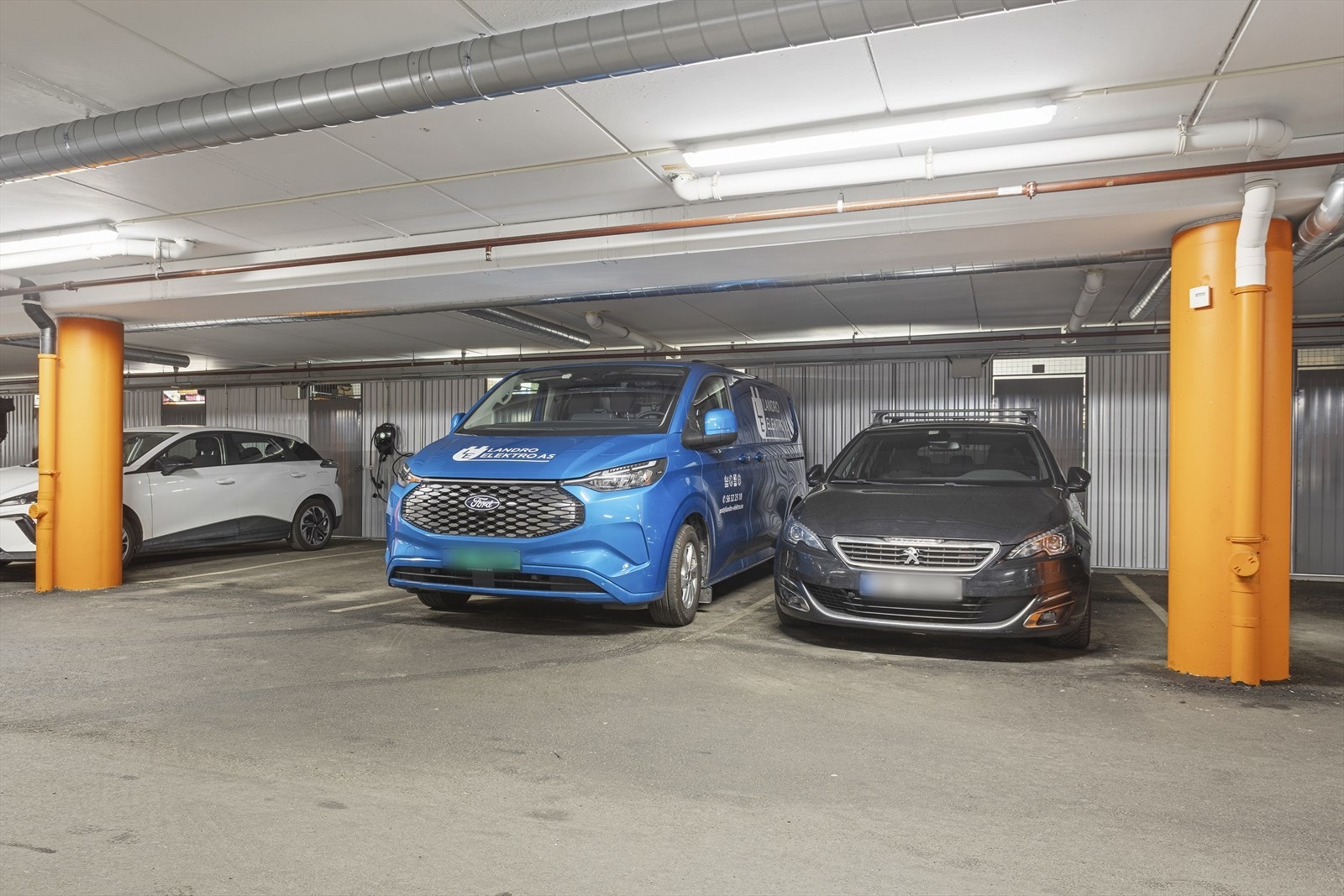 Leiligheten har egen plass i garasjen markert med nr. 10. Her er det også en ekstern bod. Galleribilde