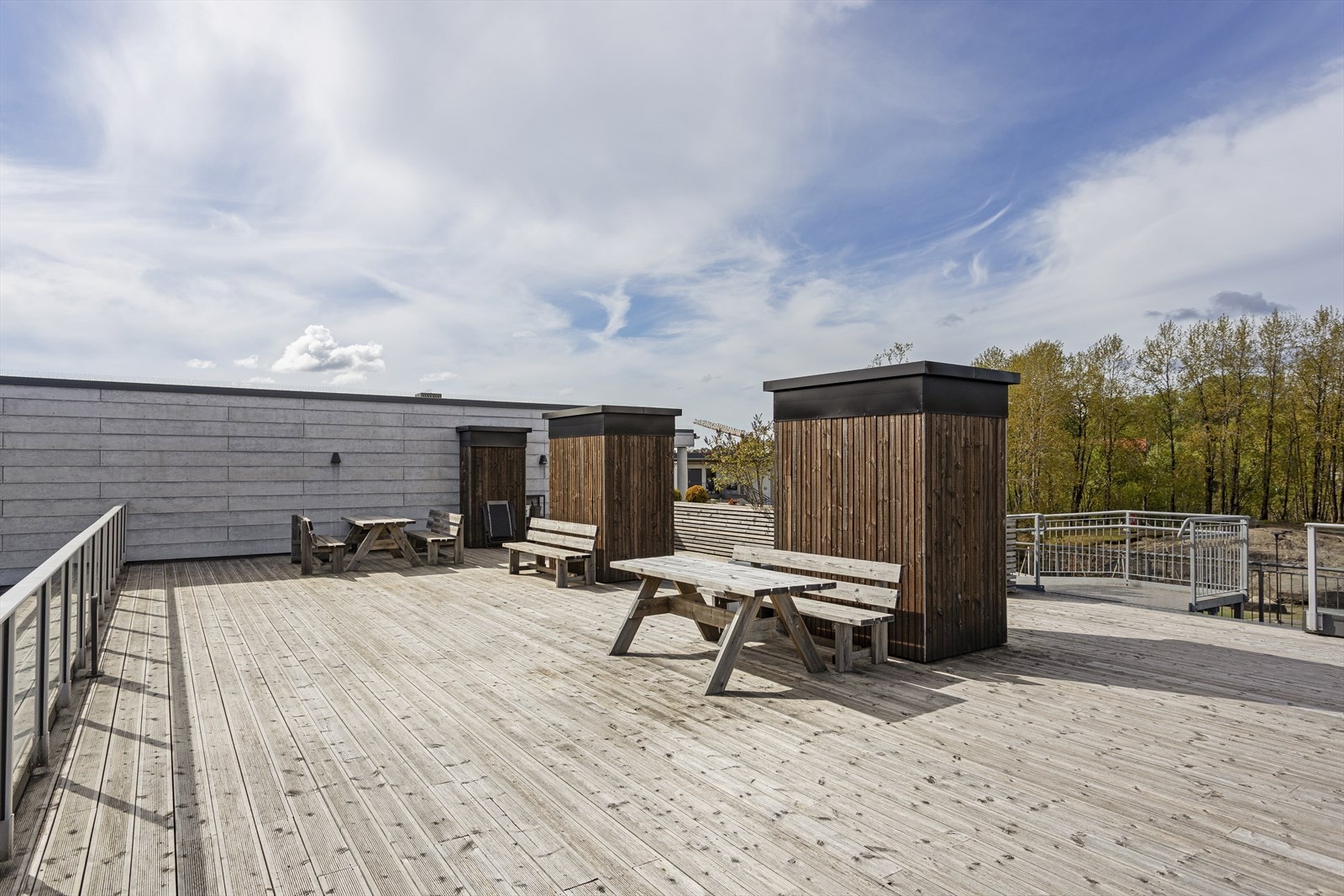 Sameiet har tilgang til en flott felles uteplass og en nydelig takterrasse - perfekte rammer for både avslapning og sosiale sammenkomster. Galleribilde