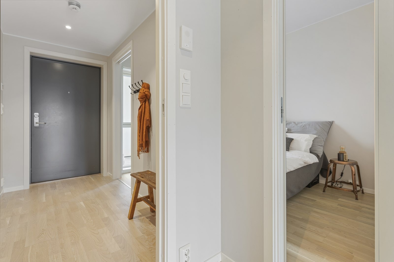 Velkommen inn! Entréen har parkett på gulv og downlights i himlingen, noe som gir et moderne og stilrent førsteinntrykk. Galleribilde