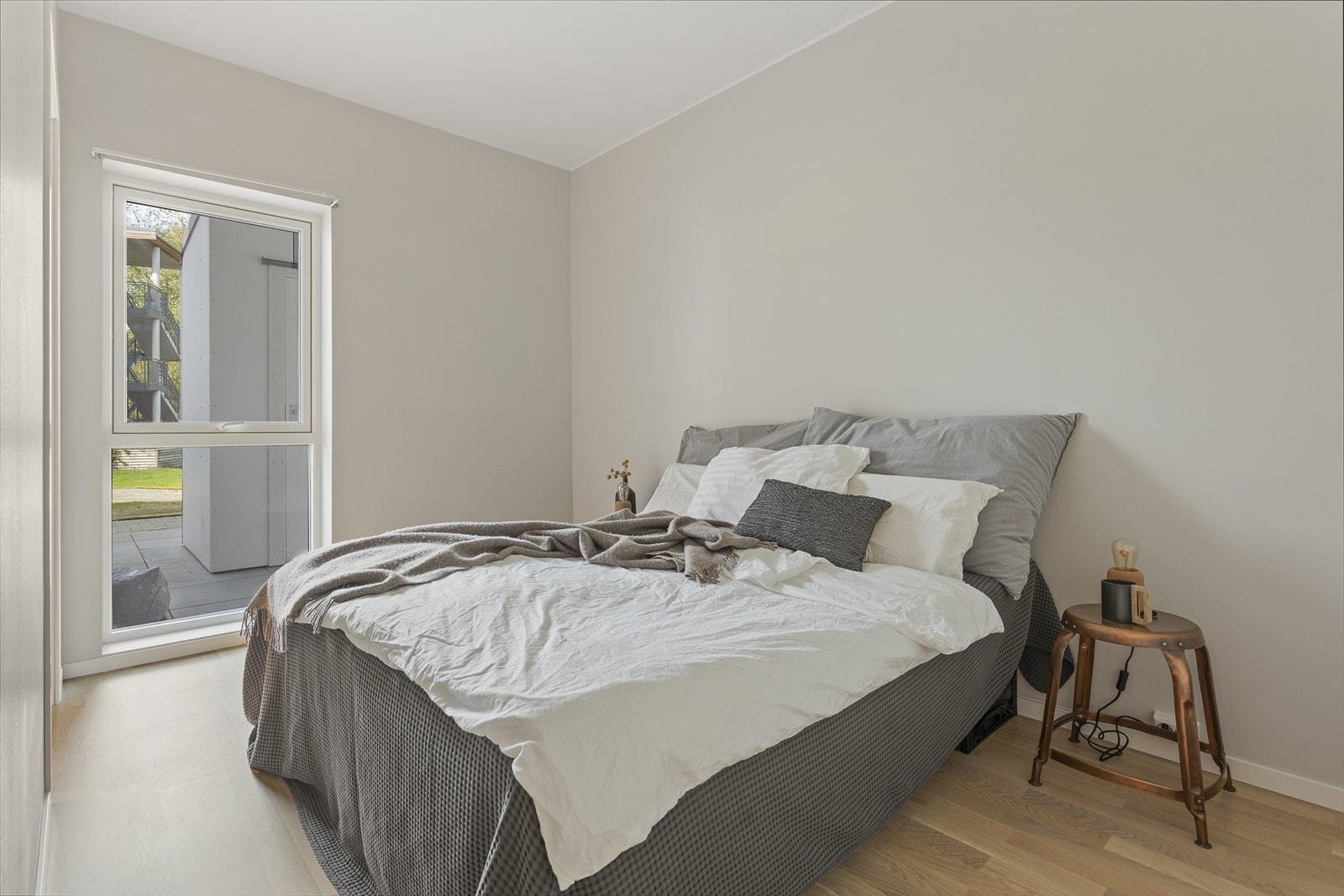 Hovedsoverommet er ca. 10 m² og tilbyr gode oppbevaringsmuligheter med rikelig skapplass. Galleribilde