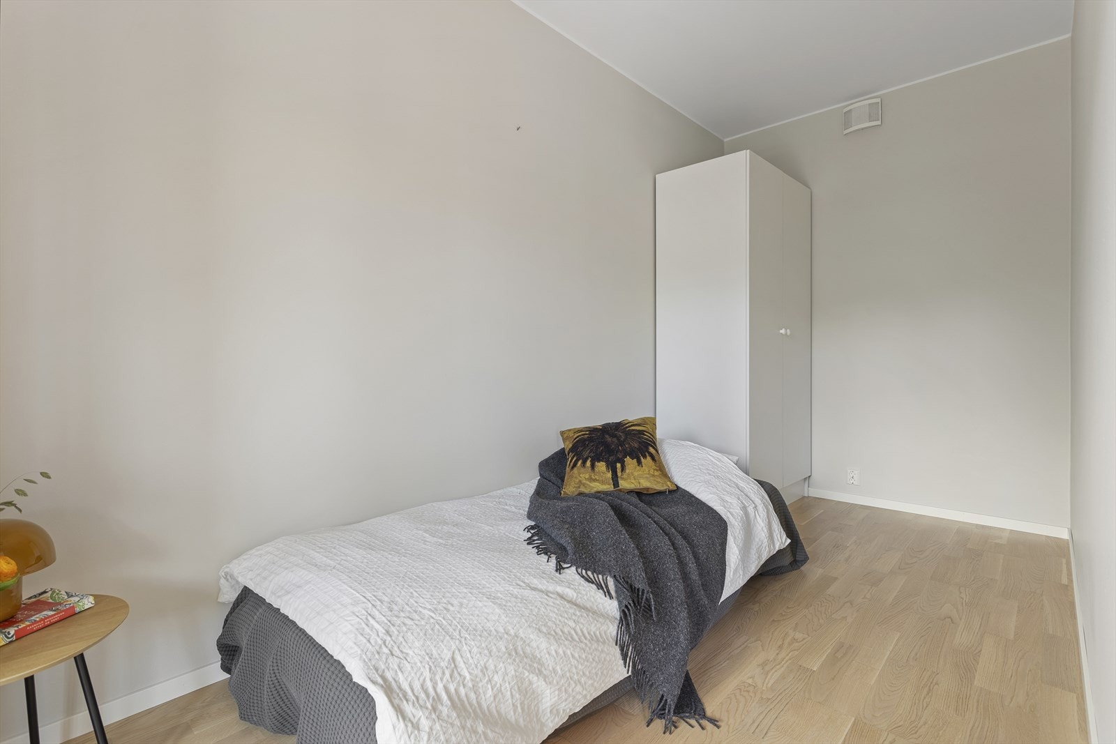Dette er et allsidig rom som egner seg godt som barnerom, gjesterom eller som et praktisk kombinert kontor- og hobbyrom. Galleribilde