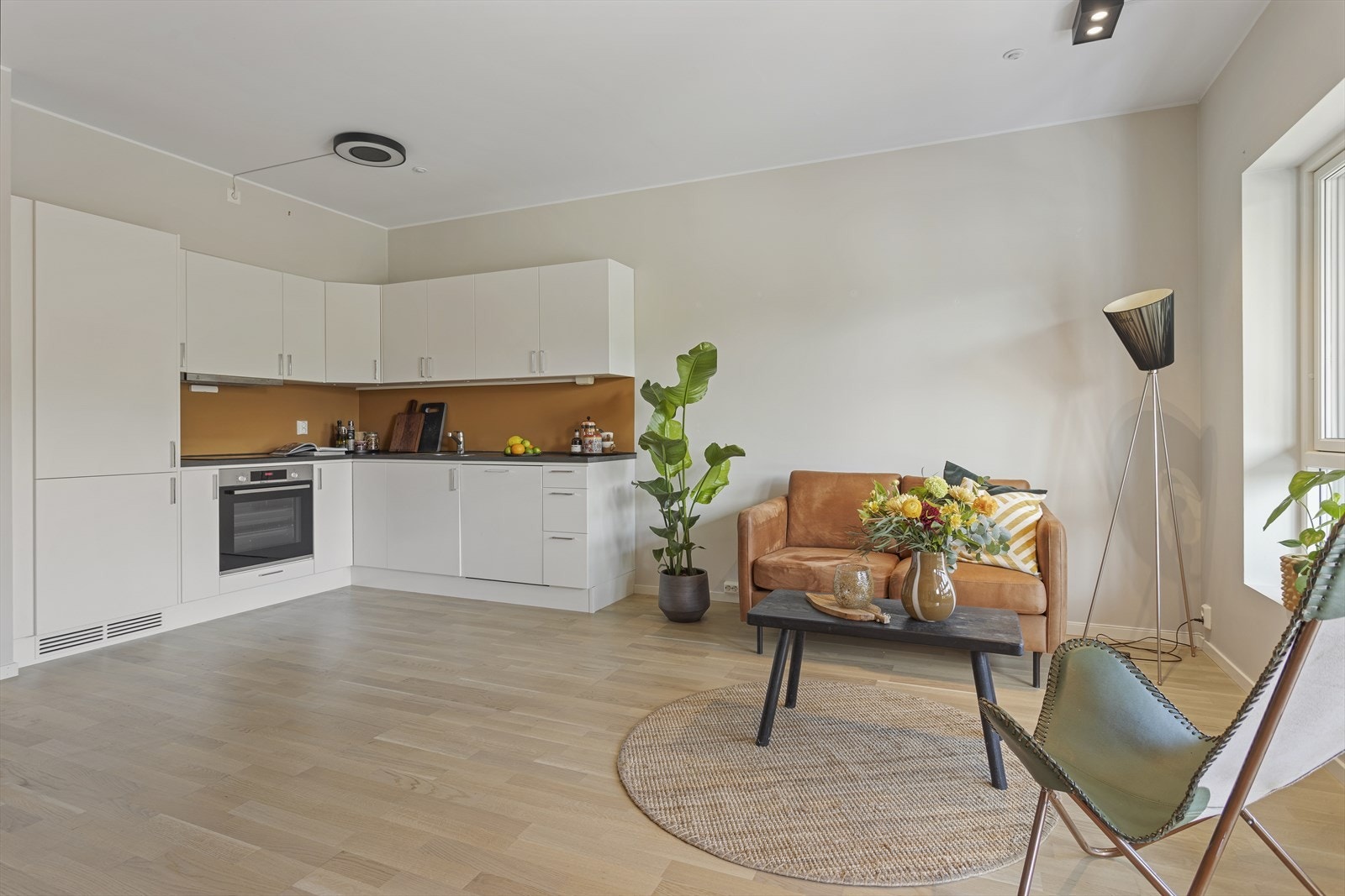 Boligen byr på et romslig oppholdsrom med en åpen og sosial stue- og kjøkkenløsning på ca. 24,4 m² og gjør det enkelt å innrede etter eget ønske. Galleribilde
