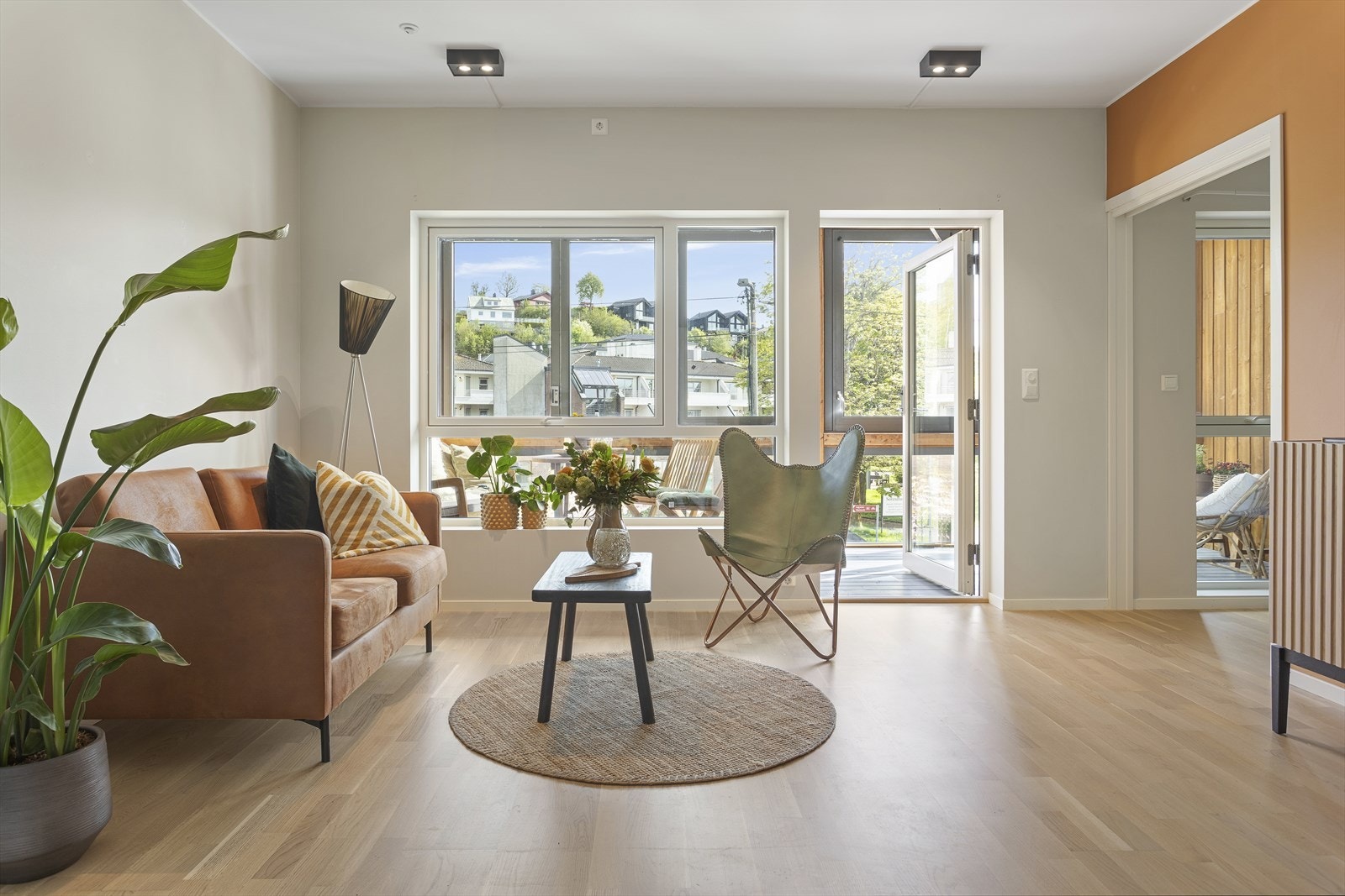 Store vindusflater sørger for rikelig med naturlig lysinnslipp, som sammen med innfelte spotlights i deler av himlingen skaper en lys og behagelig atmosfære. Galleribilde