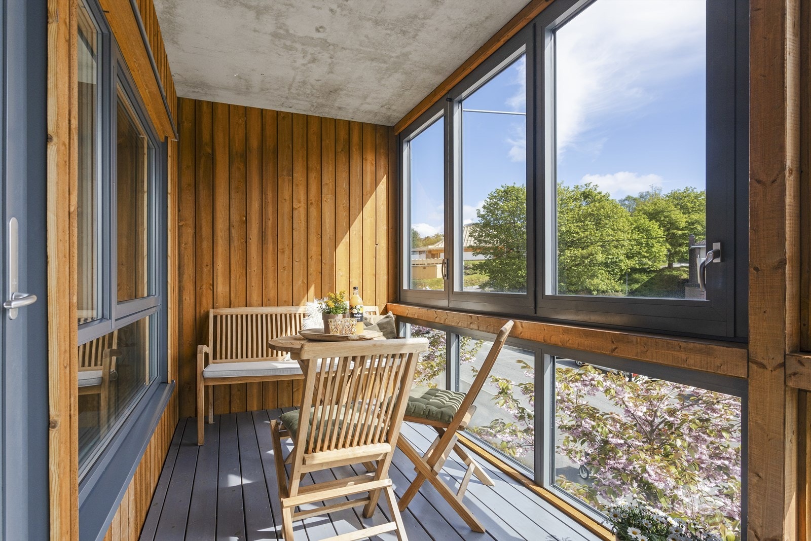 Fra stuen er det utgang til en flott innglasset balkong på ca. 11 m². Galleribilde