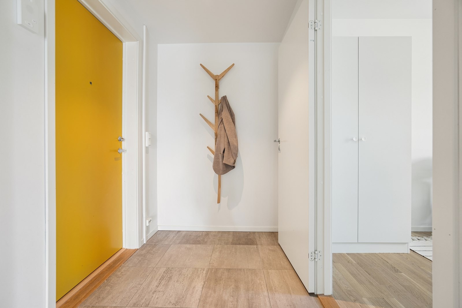 Flislagt entré med varme i gulv. God plass til innredning. Galleribilde