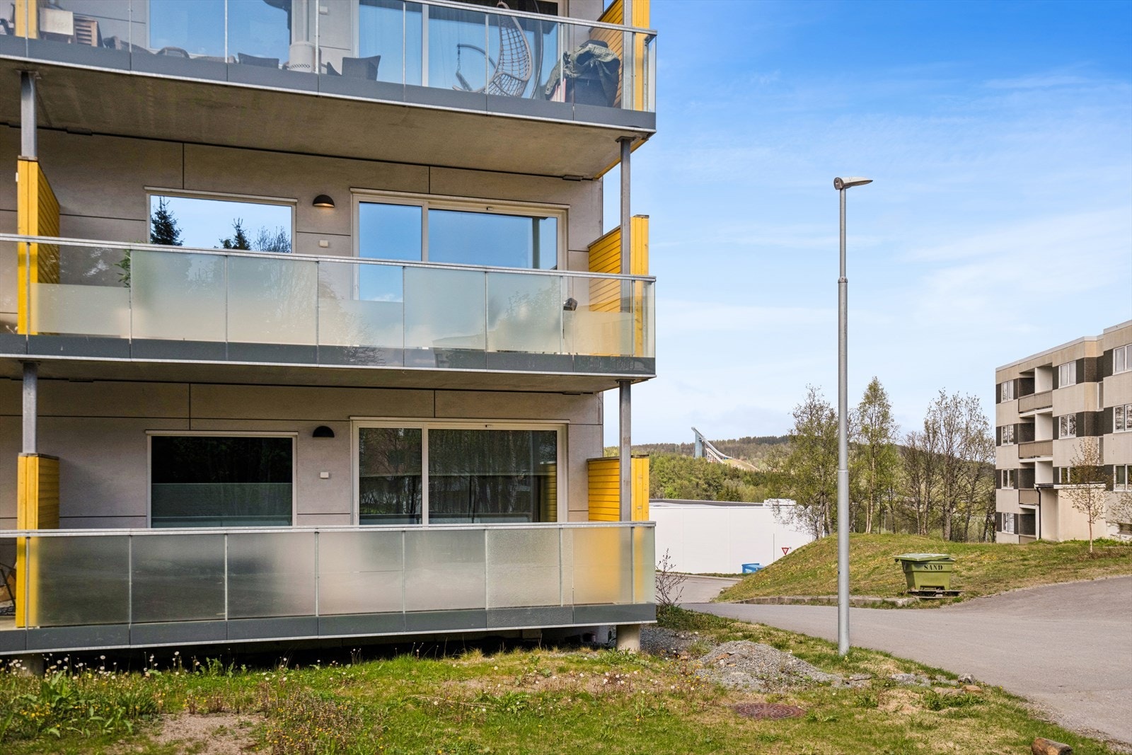 Stille og rolig på toppen av Tromsøya, med svært innholdsrikt nærområde; skoler, idrett, turløyper, buss, og gangavstand til UiT/UNN. Galleribilde