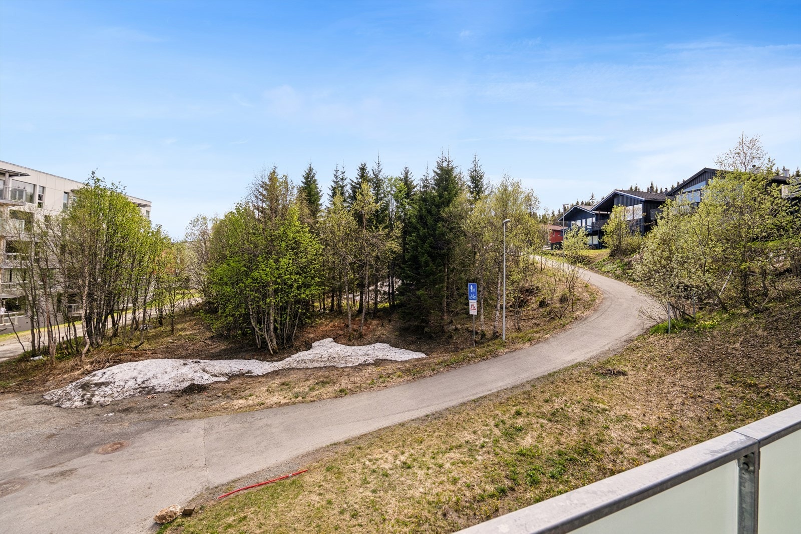 Utsikten fra balkongen er luftig over en gangsti og et grøntareal, uten innsyn. Velkommen på visning! Galleribilde
