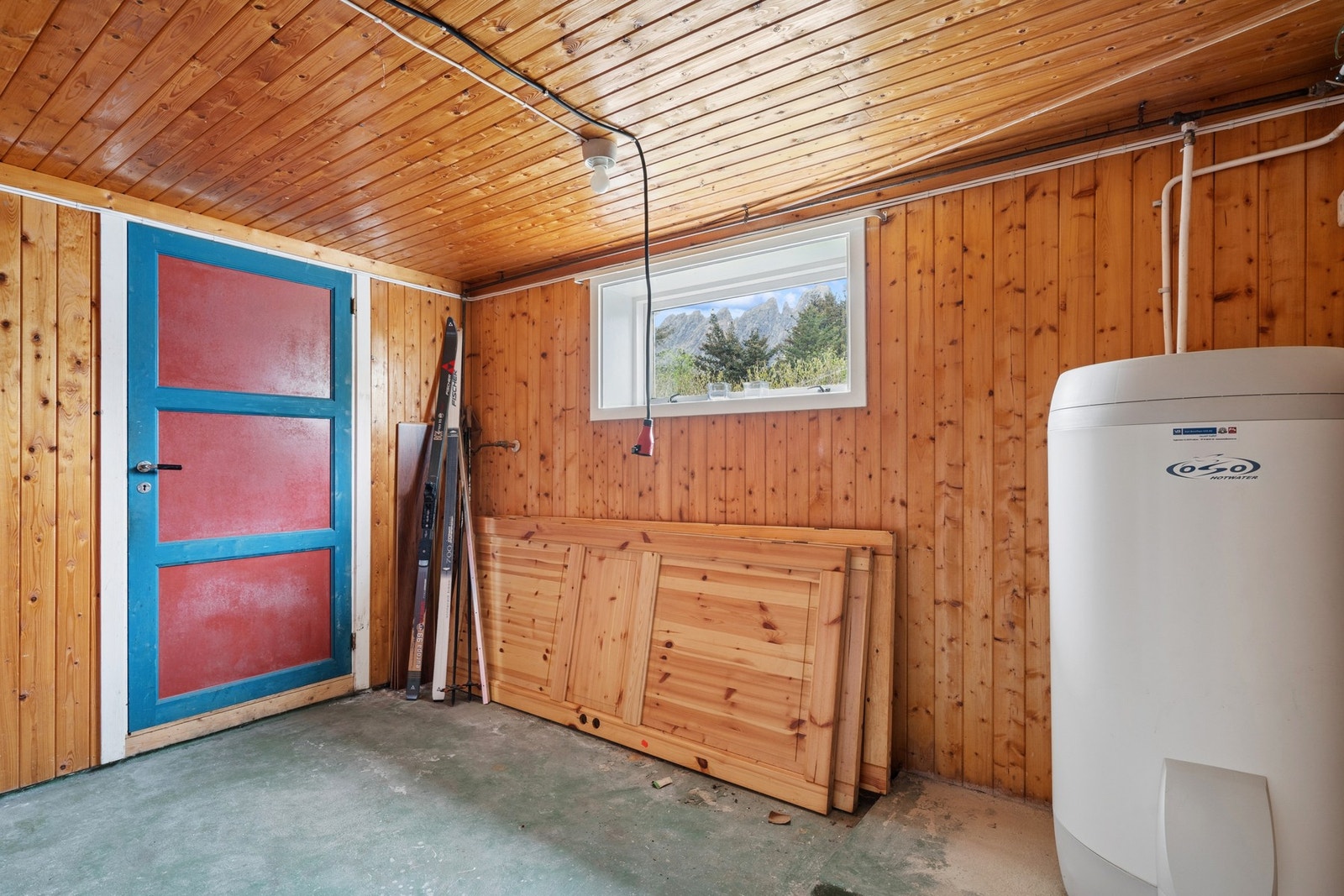 Etasjen byr på svært mye oppbevaringsplass. Galleribilde