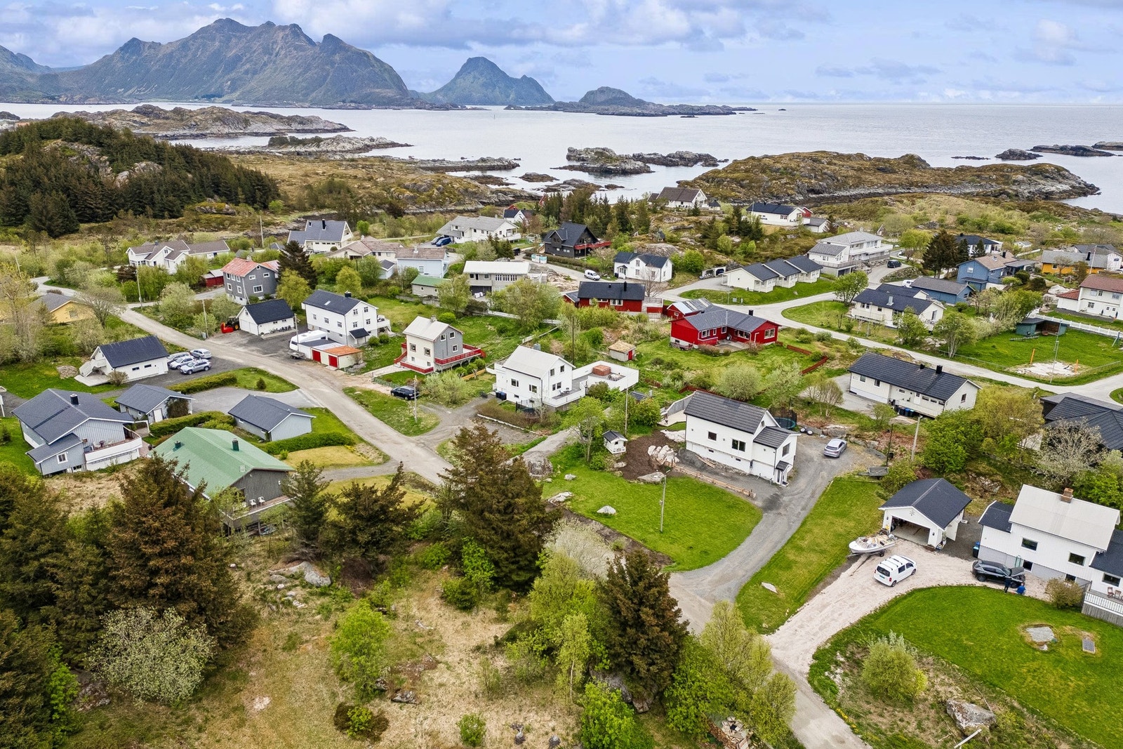 I Ole Bergs vei 21 bor man i nærheten av barnehage, skole, idrettstilbud, samt at det er en kort kjøretur inn til Leknes sentrum. Galleribilde