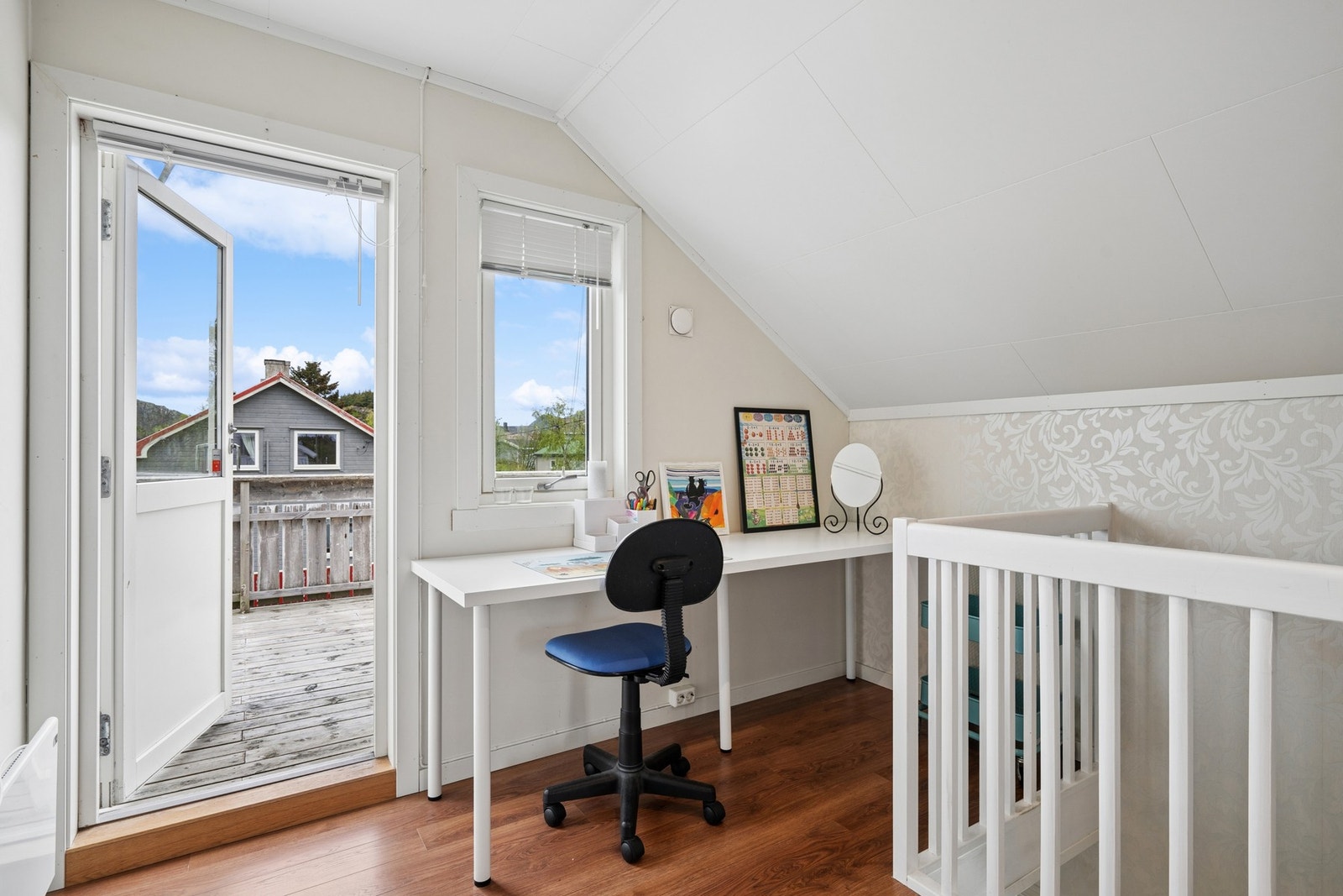 På gangen i loftsetasjen er det plass for etablering av en praktisk hjemmekontorløsning. Galleribilde