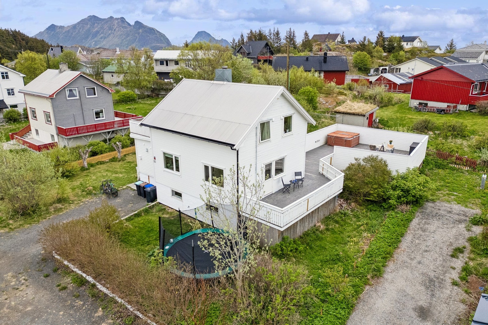 Velholdt, familievennlig og praktisk enebolig over tre plan, i rolige og etablerte omgivelser. Galleribilde