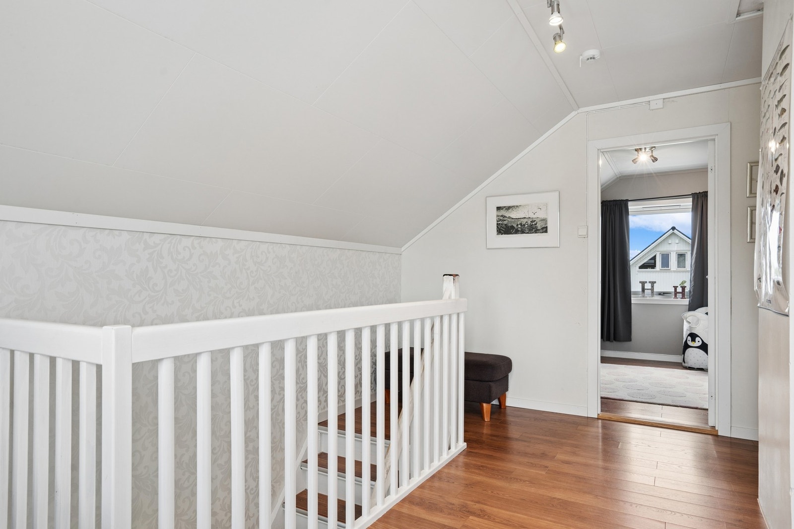På boligens loftsetasje er boligens tre soverom etablert. Samt at det er utgang til en flott balkong. Galleribilde