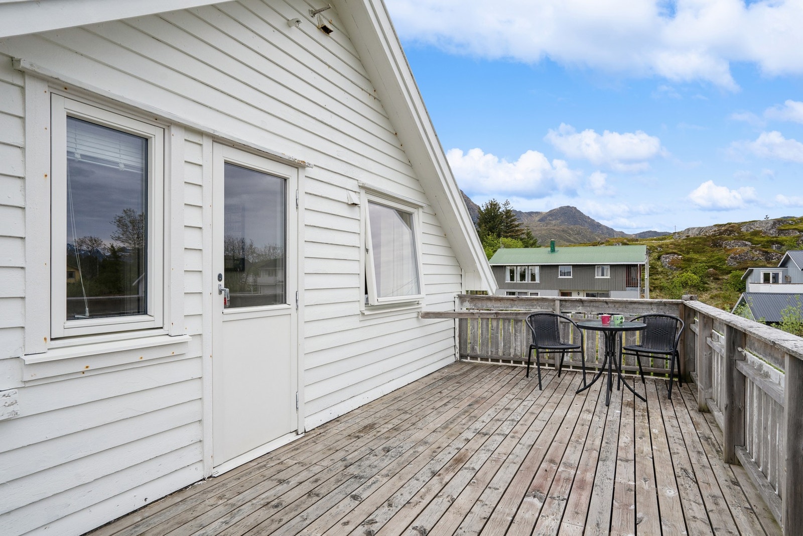 Eiendommen har herlige uteområder bestående av hage, romslig gårdsplass, balkong og terrasse. Galleribilde