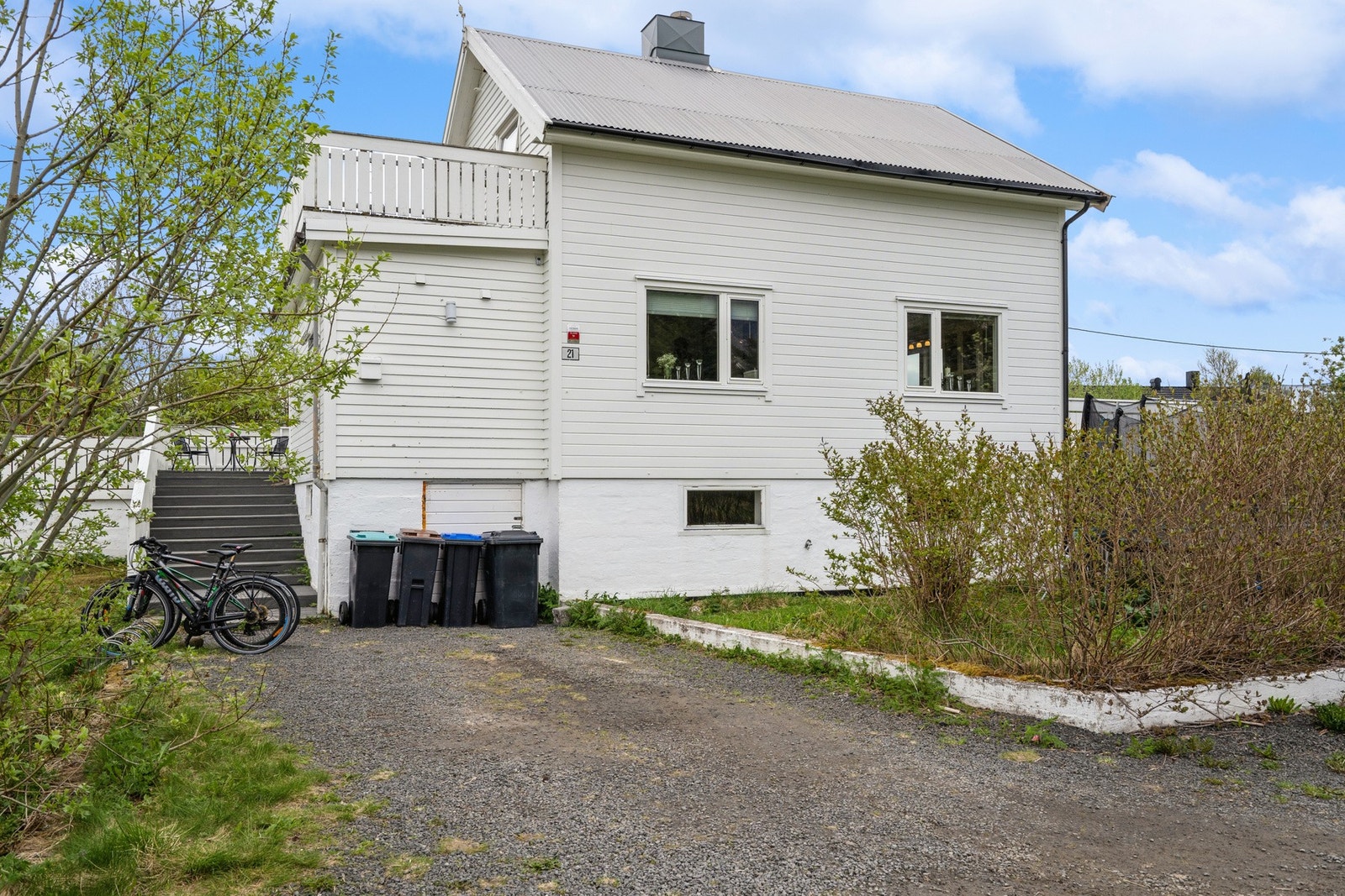 Det er parkeringsplasser på eiendommens romslige gårdsplass. Galleribilde