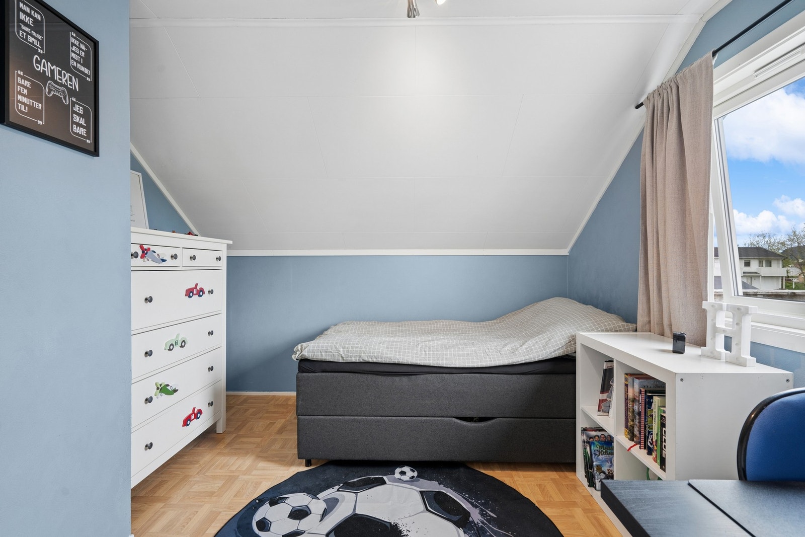 Soverommene har rolige fargetoner og stor vindusflate, noe som byr på et behagelig inneklima. Galleribilde