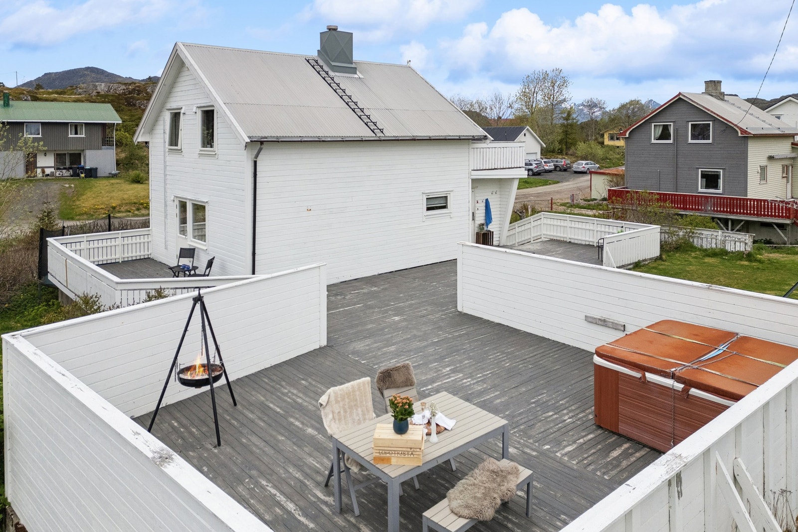 Eneboligen er etablert i et populært boligområde på Ballstad i Lofoten, og byr på et herlig uteareal med nydelige solforhold. Galleribilde