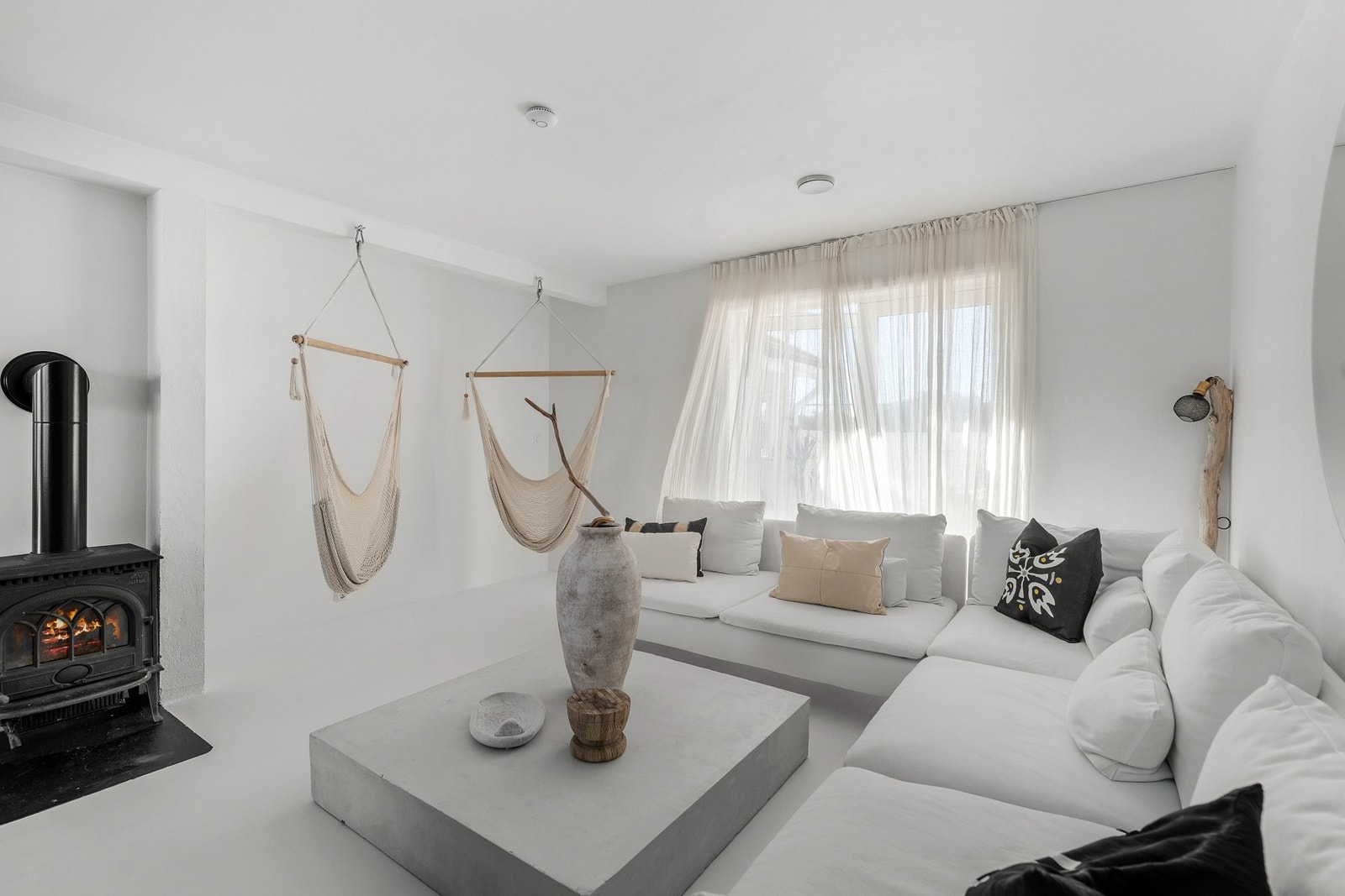 Stue eller lounge-området som vi sier her. På kalde vinterdager er det bare å fyre så mye at man fortsatt kan gå i flip flops og linskjorte. Galleribilde