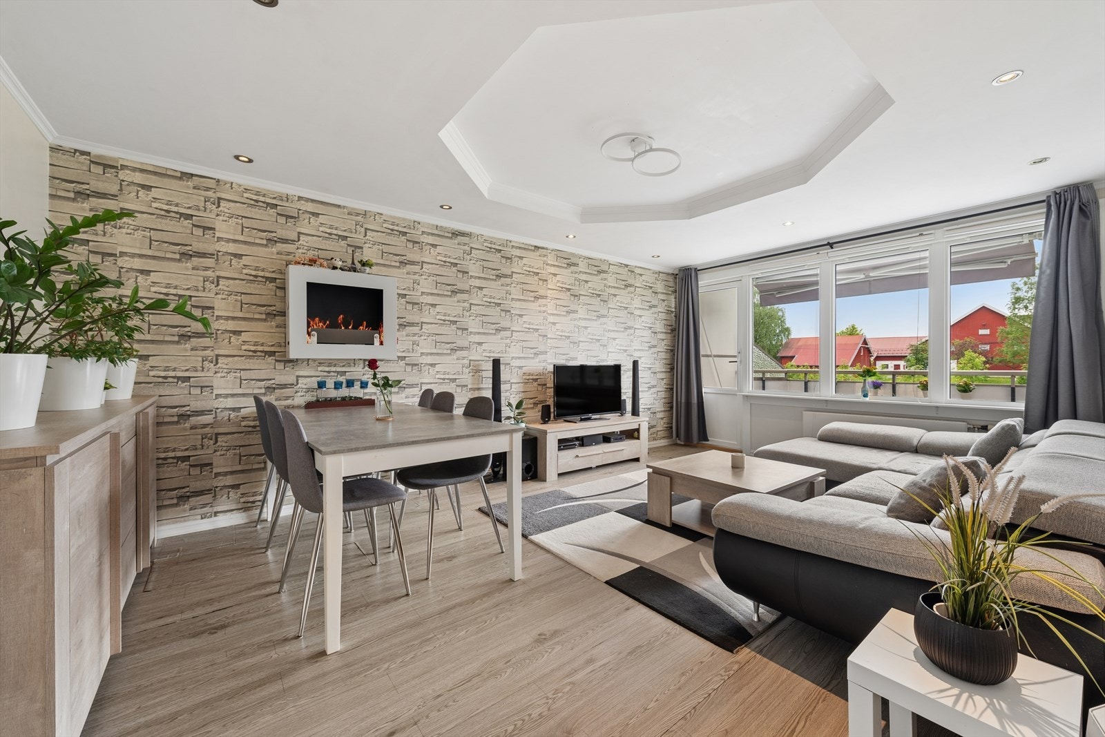 Lys og åpen stue med naturlig plass til både spisebord og sofagruppe. Moderne uttrykk og god romfølelse. Galleribilde