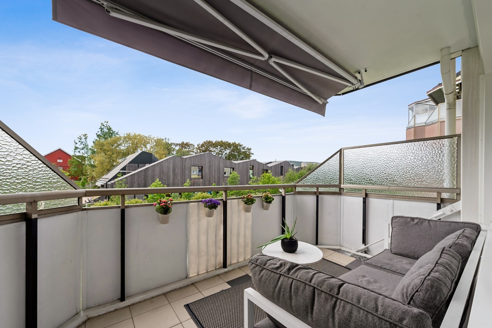 Fra stuen er det utgang til boligens balkong på ca. 8m², med god plass til sittegruppe. Galleribilde