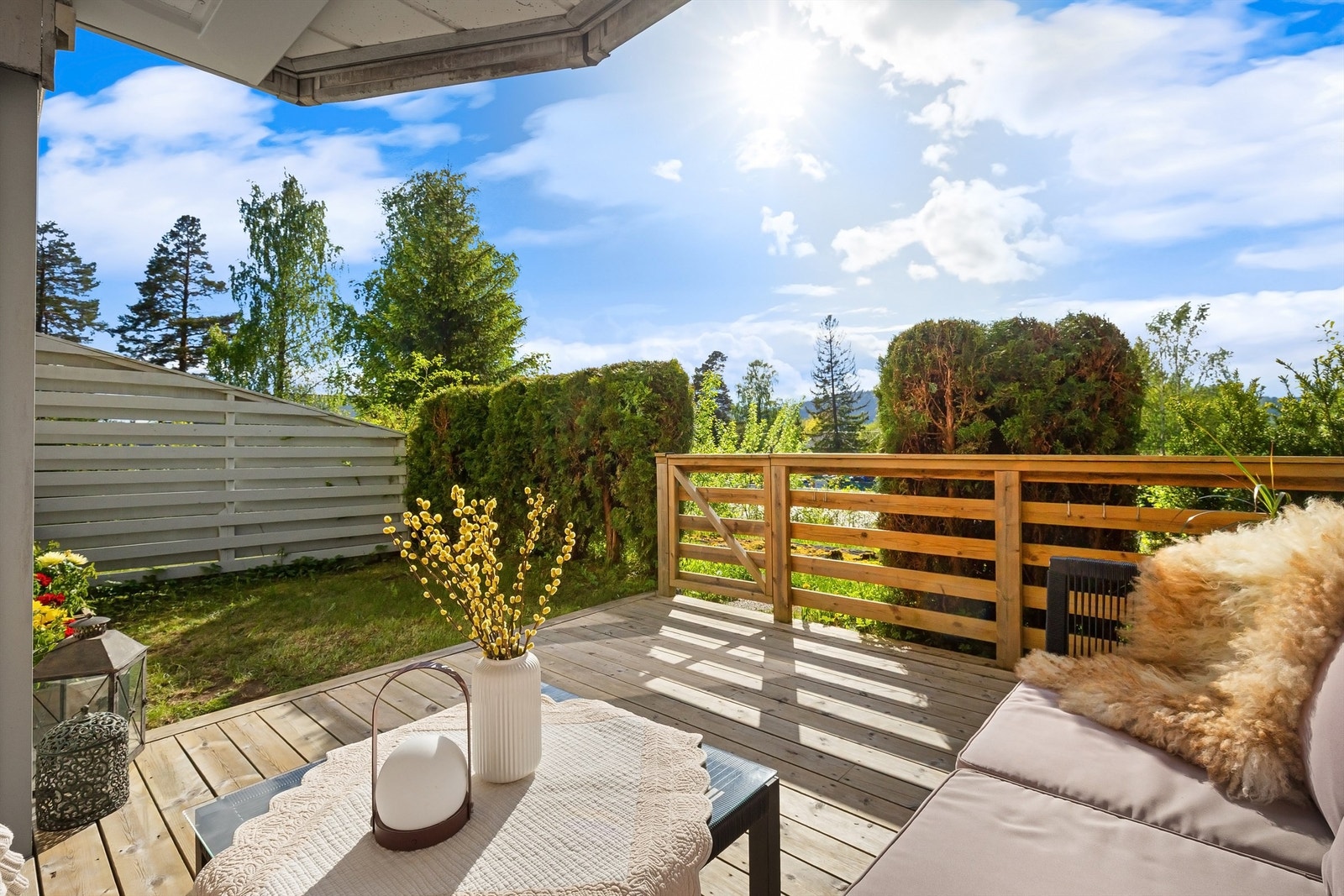 Herlig vestvendt terrasse på ca. 13 kvm med hageflekk. Solen kan nytes fra tidlig ettermiddag og frem til solnedgang Galleribilde