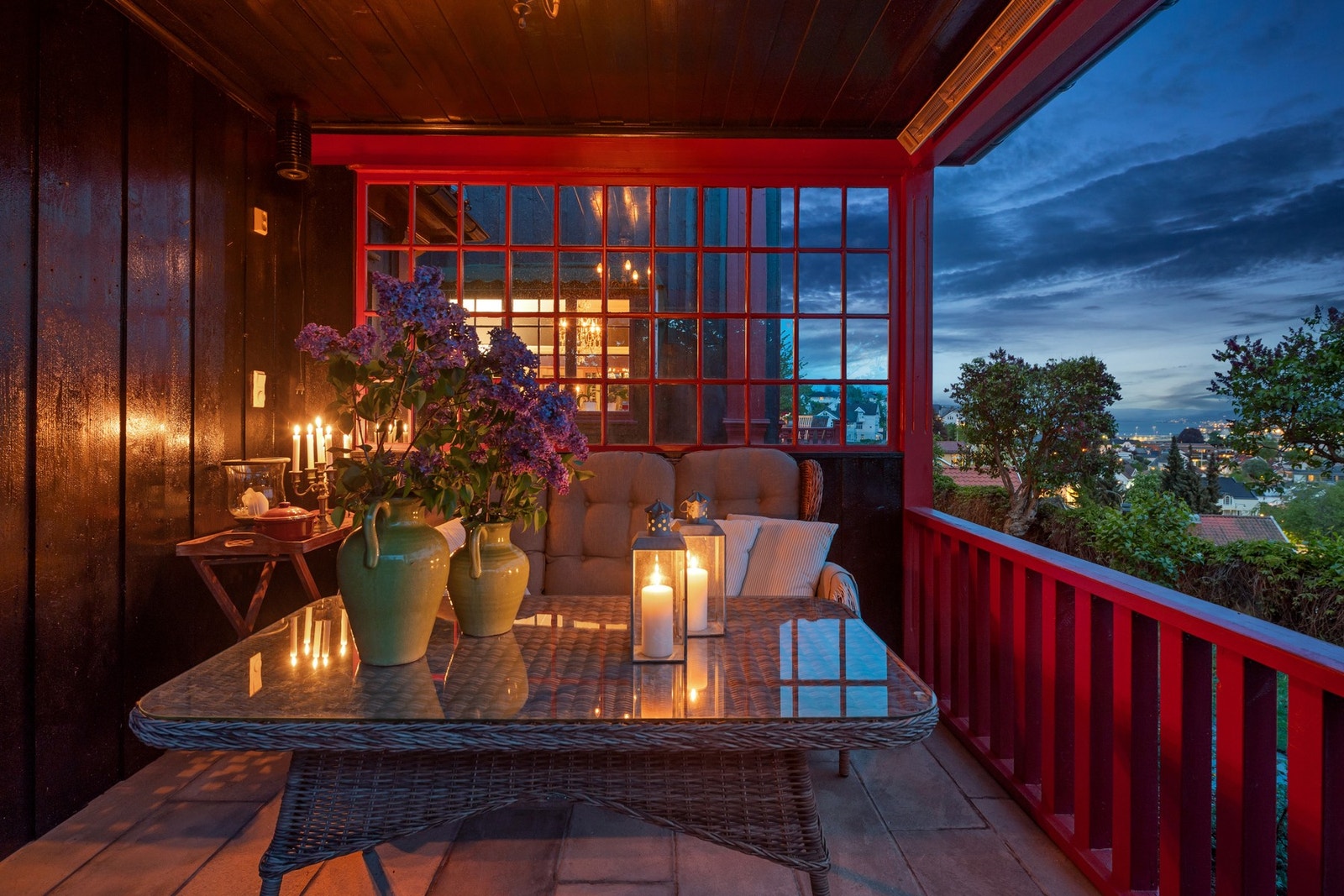 Intime og flotte terrasseområder - her egen overbygget "grillterrasse". Galleribilde