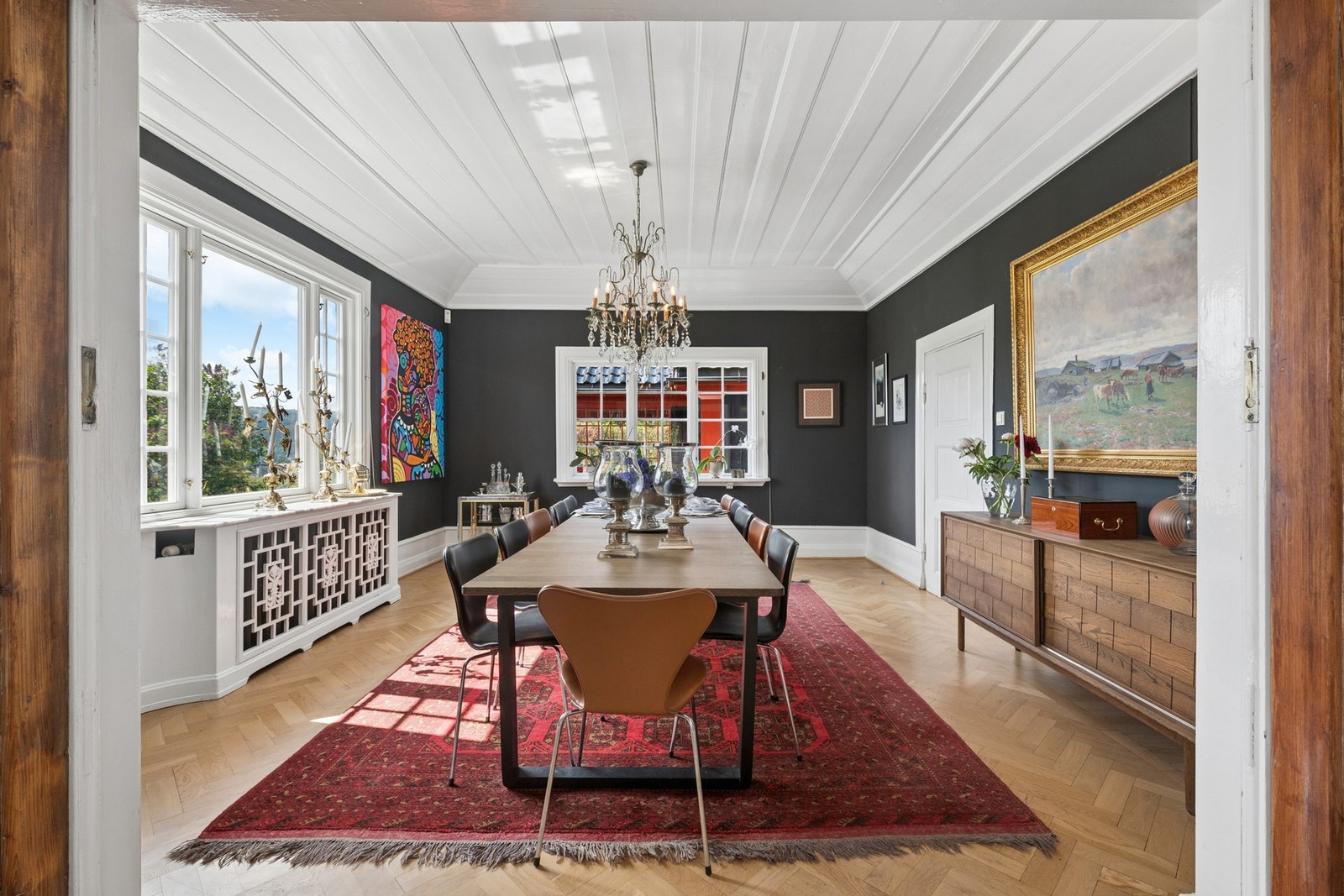Fra midtstuen kommer man videre til den store, innbydende spisestuen. Her er det plassbygde, dekorative radiatorkabinett med marmortopp (originalt) under vinduene. Her er det plass nok til store selskap. Galleribilde