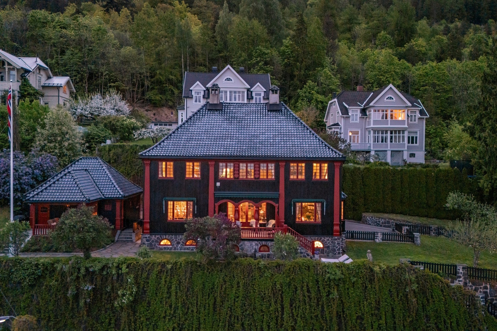 Boligen er tegnet av den anerkjente arkitekten Arbo, som har tegnet mange kjente eiendommer i byen. Galleribilde