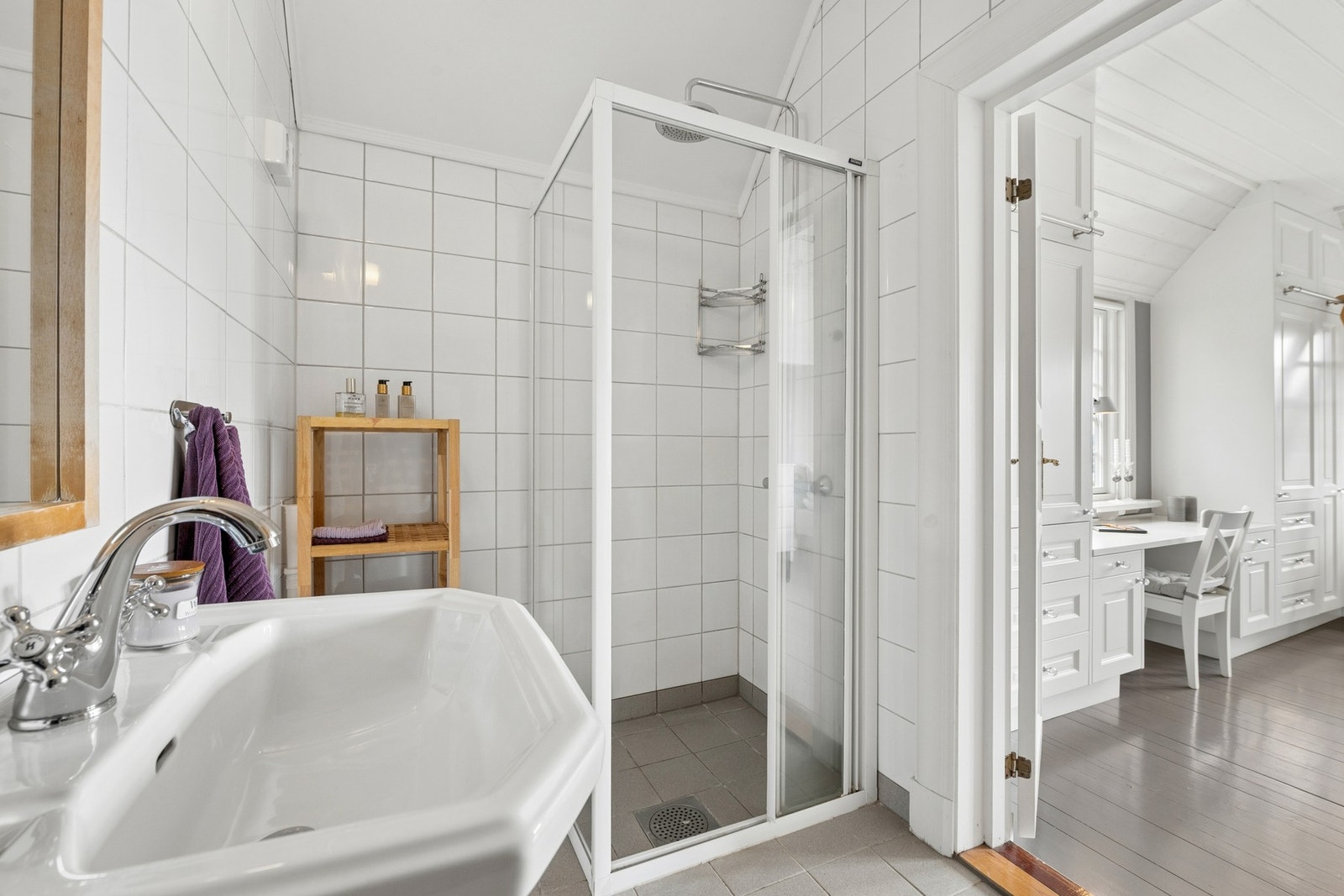 Fra soverommet kan man gå direkte inn i bad nr. 2 i 2.etg. Her er det dusj, wc, servant og opplegg for vaskemaskin og tørketrommel. Galleribilde