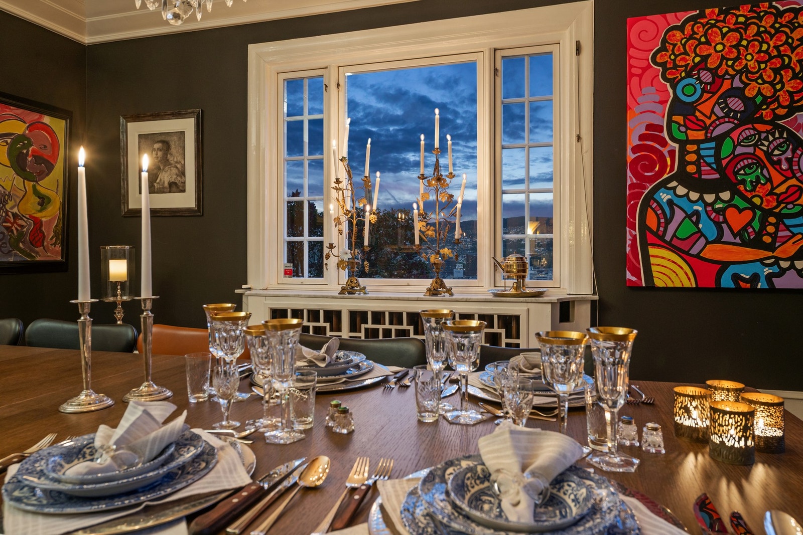 Eventyrlig stemning i den store spisestuen på kveldstid. Galleribilde