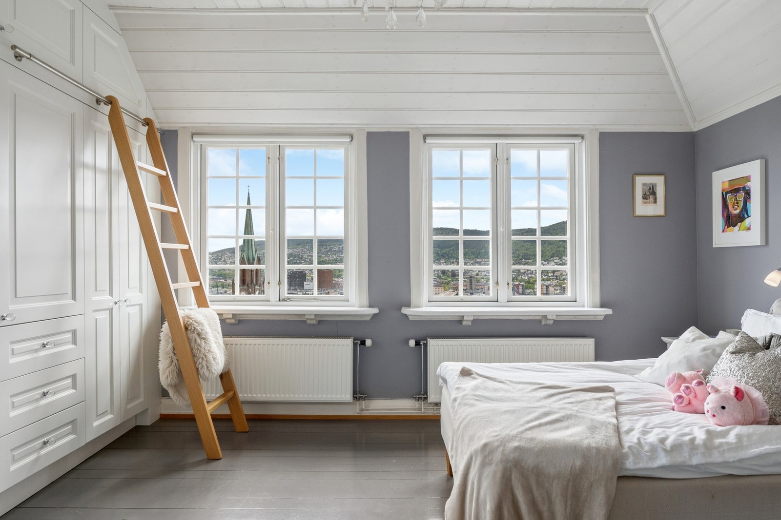 Soverom nr. 4 har også flott utsikt og plassbygget garderobe fra JH Interiør. Galleribilde