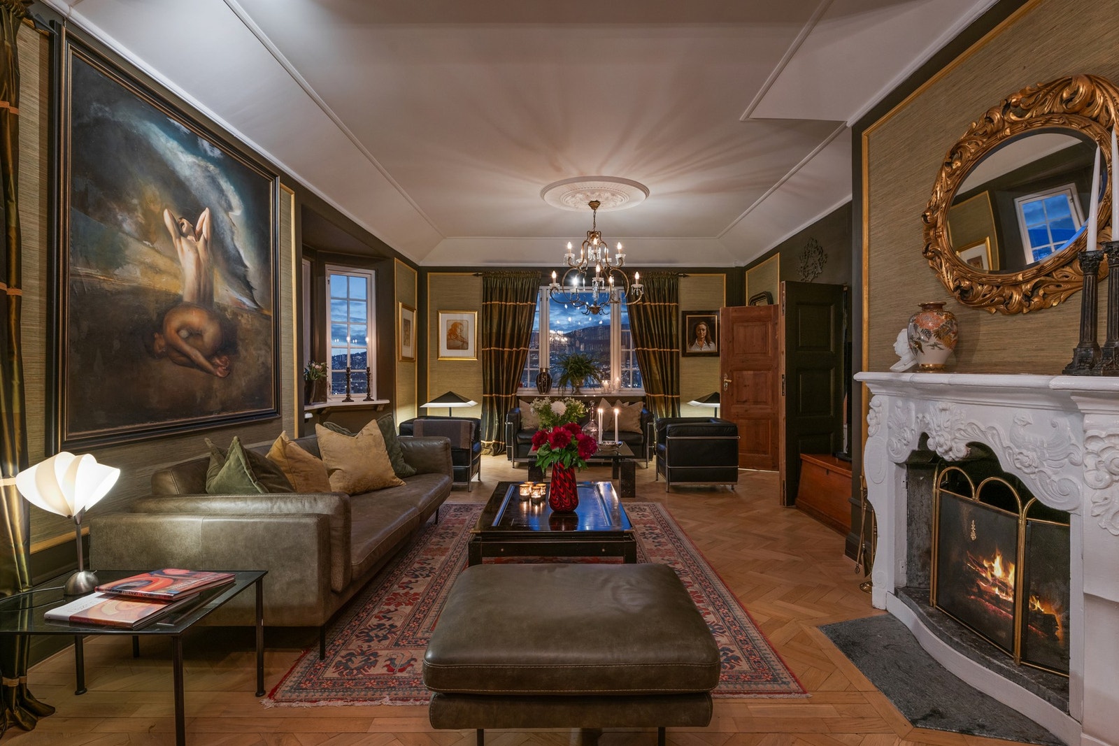 Den store stuen har en majestetisk peis, nydelig dekorert himling og plassbygget, originale hyller og skap. Galleribilde