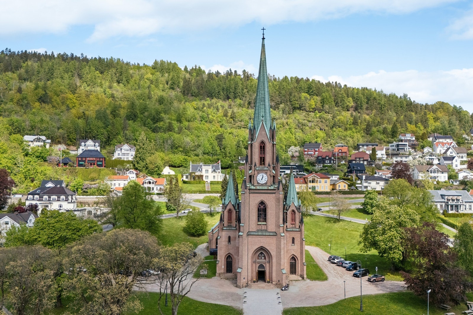 Eiendommen ligger som en del av det vakre bybildet rundt Bragernes kirke. Galleribilde