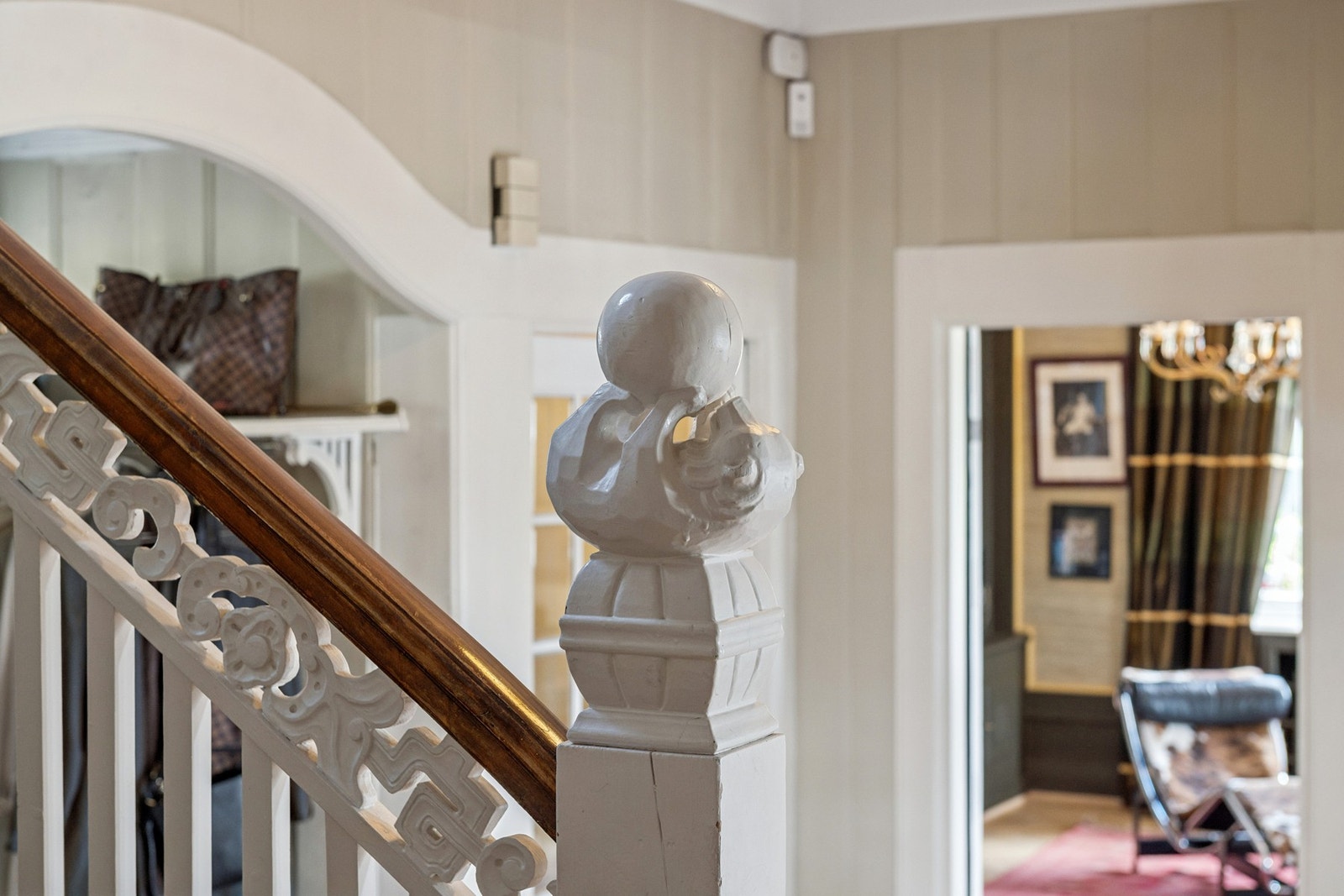 Fra den dekorative trappen opp til 2.etg. Legg merke til den utskårede bjørnen. Galleribilde