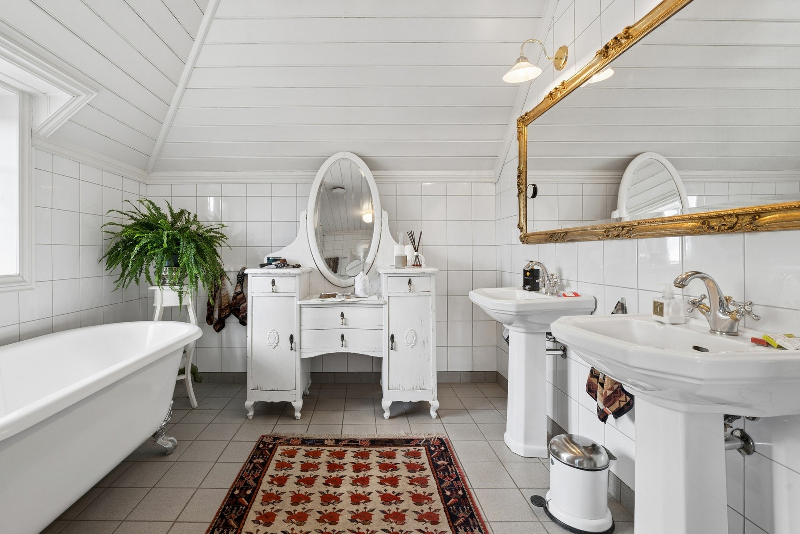 Stort bad med badekar, dusj og to servanter. Galleribilde