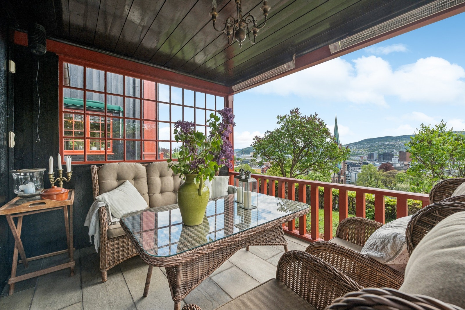 Hyggelig grillterrasse med overbygg. Galleribilde