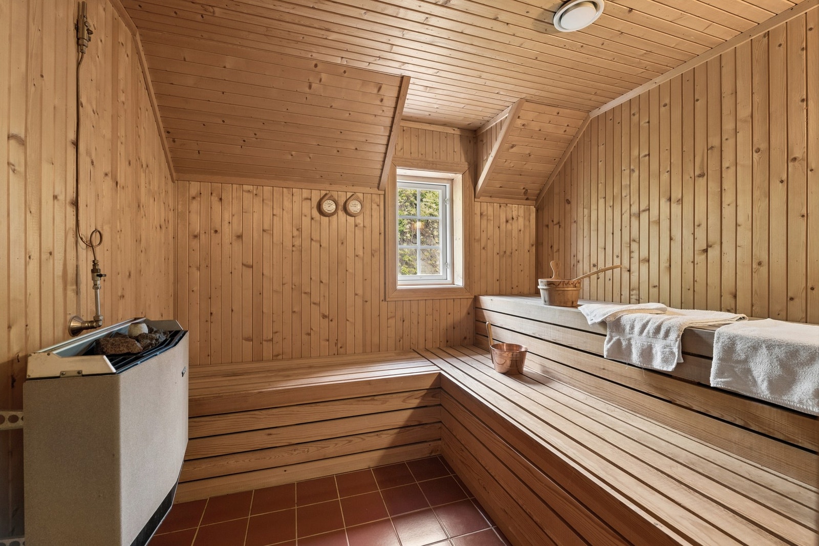 Romslig badstue ved siden av badet. Galleribilde