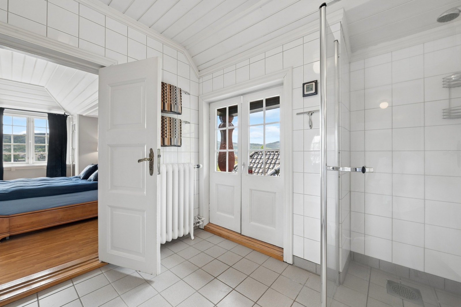 Fra badet er det utgang til balkong samt direkte tilgang til soverom. Galleribilde