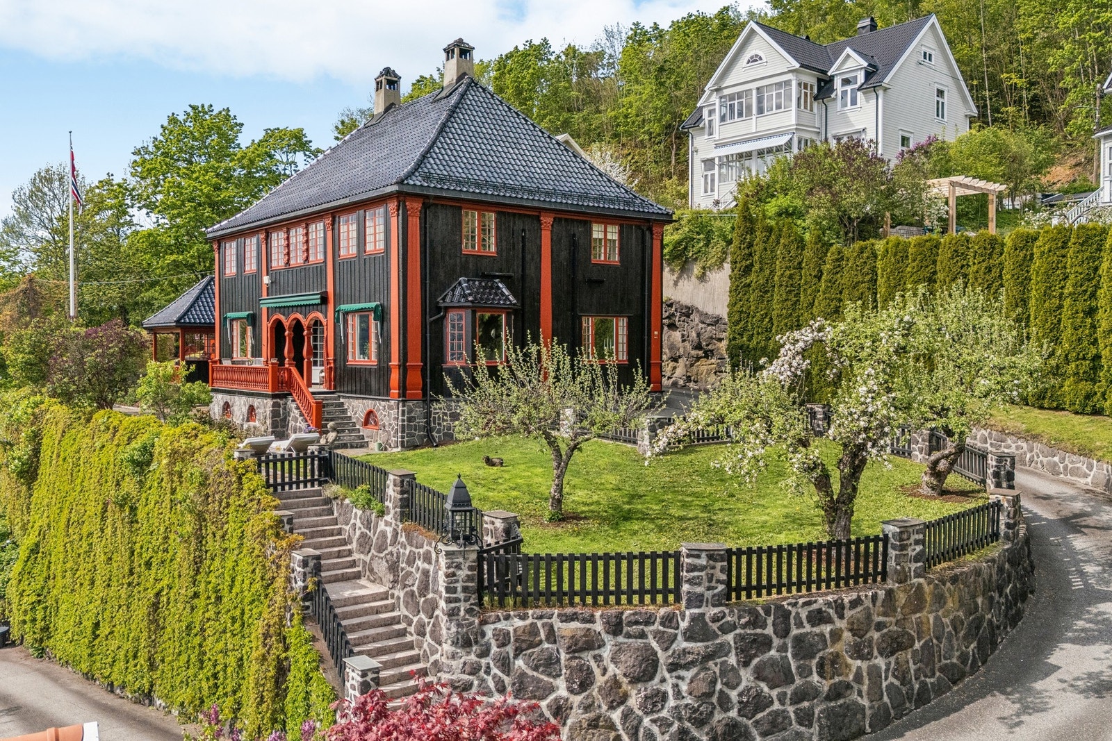 Eiendommen har flotte murer, veletablerte uteområder og nydelig beplantning. Galleribilde
