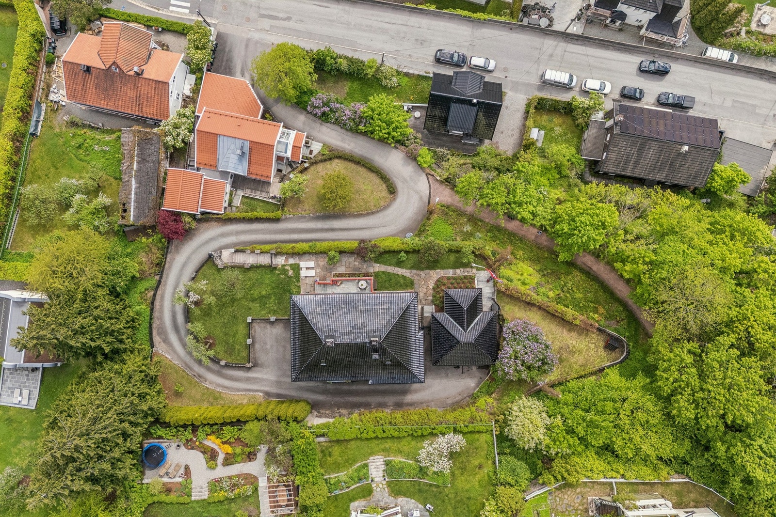 Eiendommen sett fra luften. Veien opp til boligen er asfaltert med varmekabler. Galleribilde