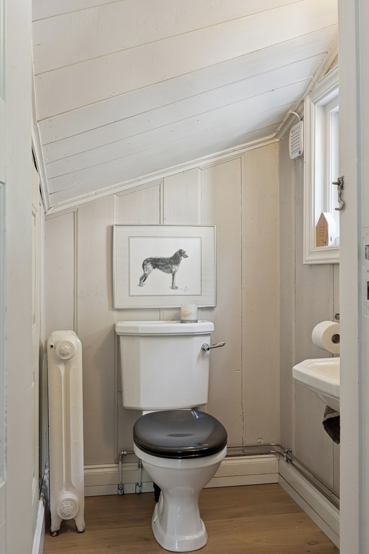 Separat wc med servant i hallen i 1.etg. Galleribilde