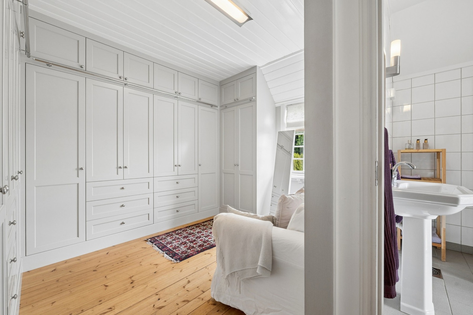Soverom nr. 3 er innredet med plassbygget garderobe fra JH Interiør. Galleribilde