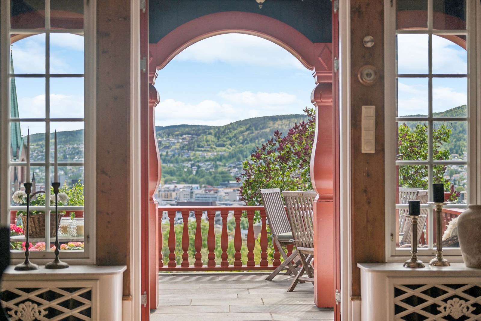 Særdeles vakker utgang til terrasse med panoramautsikt. Her er det lune kroker som skaper magiske sommerkvelder. Galleribilde