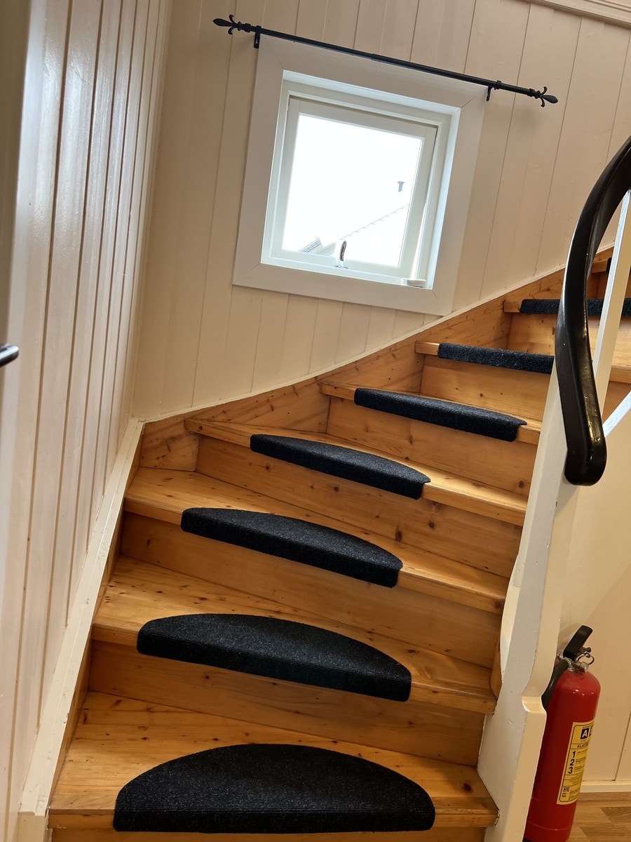 Trapp opp til rom til 2,3 og 4 Galleribilde