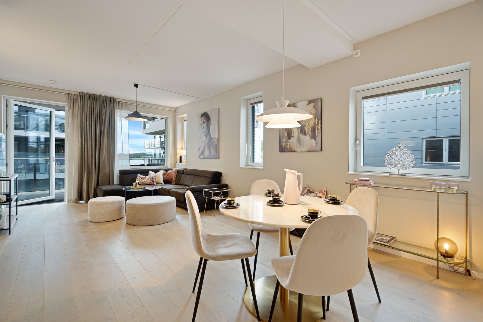 Store vindusflater i stuen slipper inn mye herlig dagslys Galleribilde