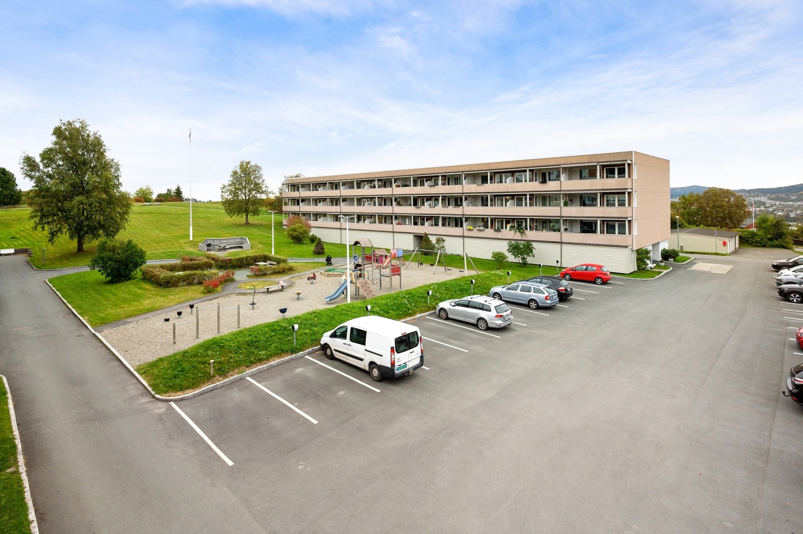 Gode muligheter for parkering og gjesteparkering i borettslaget. Elbillader, garasje eller uteparkering kan søkes styret. Galleribilde